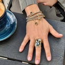 Regulowany pierścień z ciemnoszarym kryształkiem. MAM TO COŚ