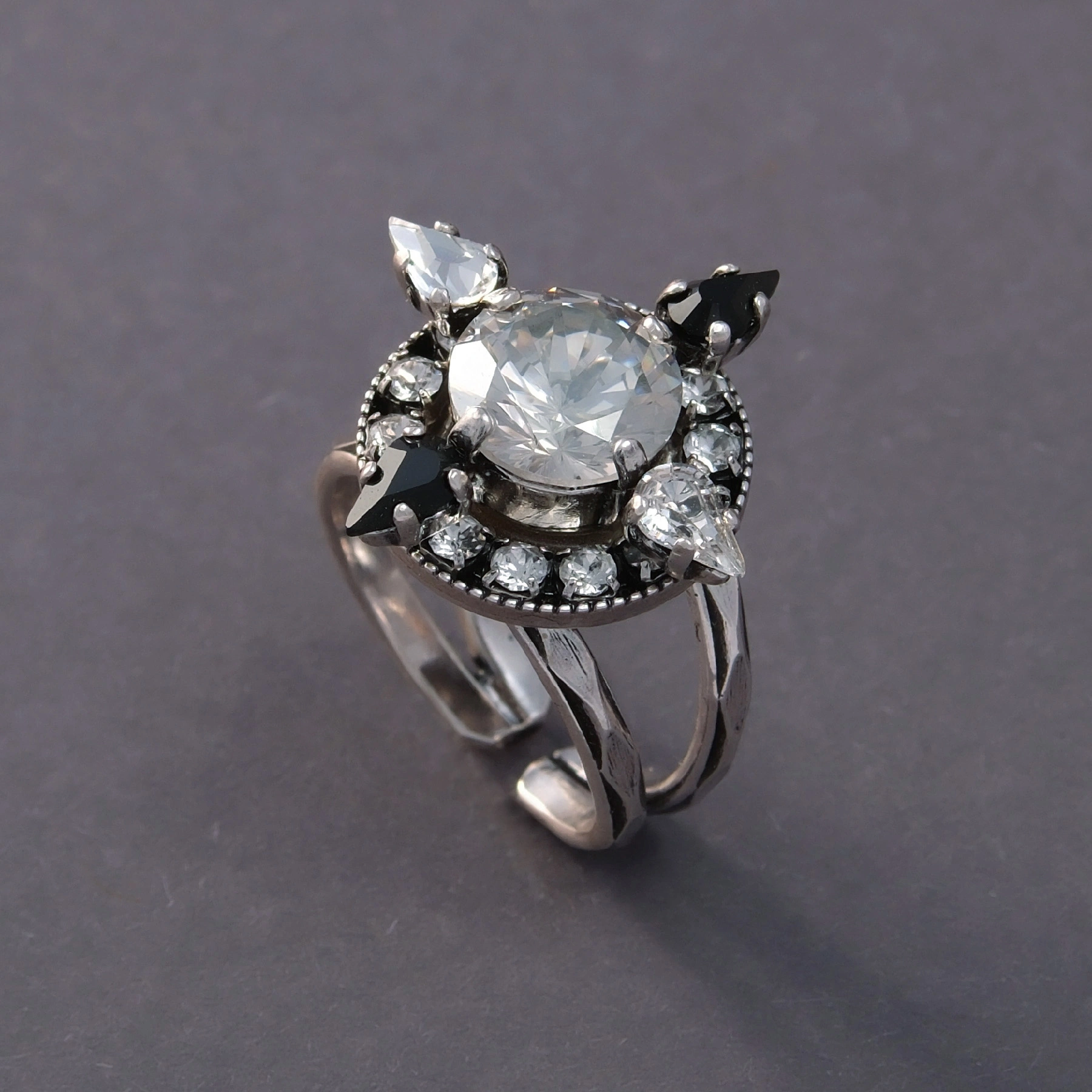 Posrebrzany pierścionek w formie kwiatu z kryształami. GWIEZDNY KWIAT