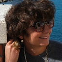 Otwarty złocony pierścień z ażurowym dekorem z perłą. MAM CIĘ