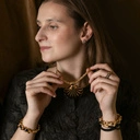 Złota pancerka z lakierowanym paskiem z ekoskóry. CAFFE LATE