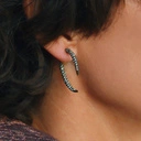 Złocone kolczyki w formie wąskich rogów z kryształkami. ZARA