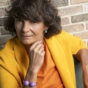 Sztywna złota bransoletka z dwiema fioletowymi kulami. LOVENDA