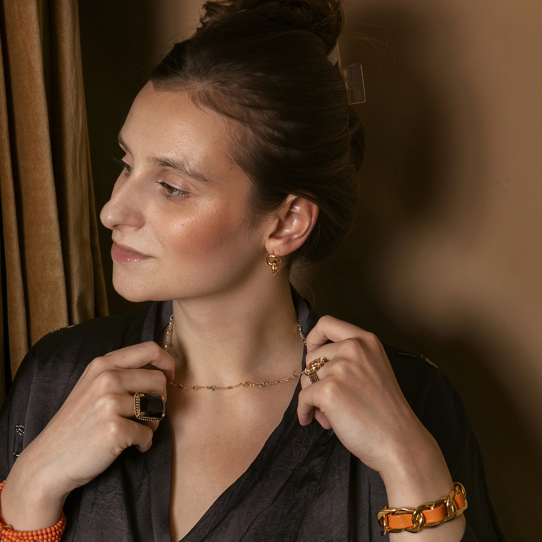 Szeroka pancerka z pomarańczowym paskiem. ZŁOCISTA ALEJA