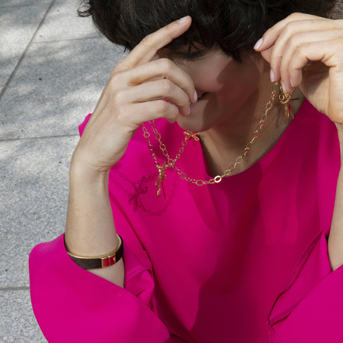 MUY POSITIVO. Collar largo