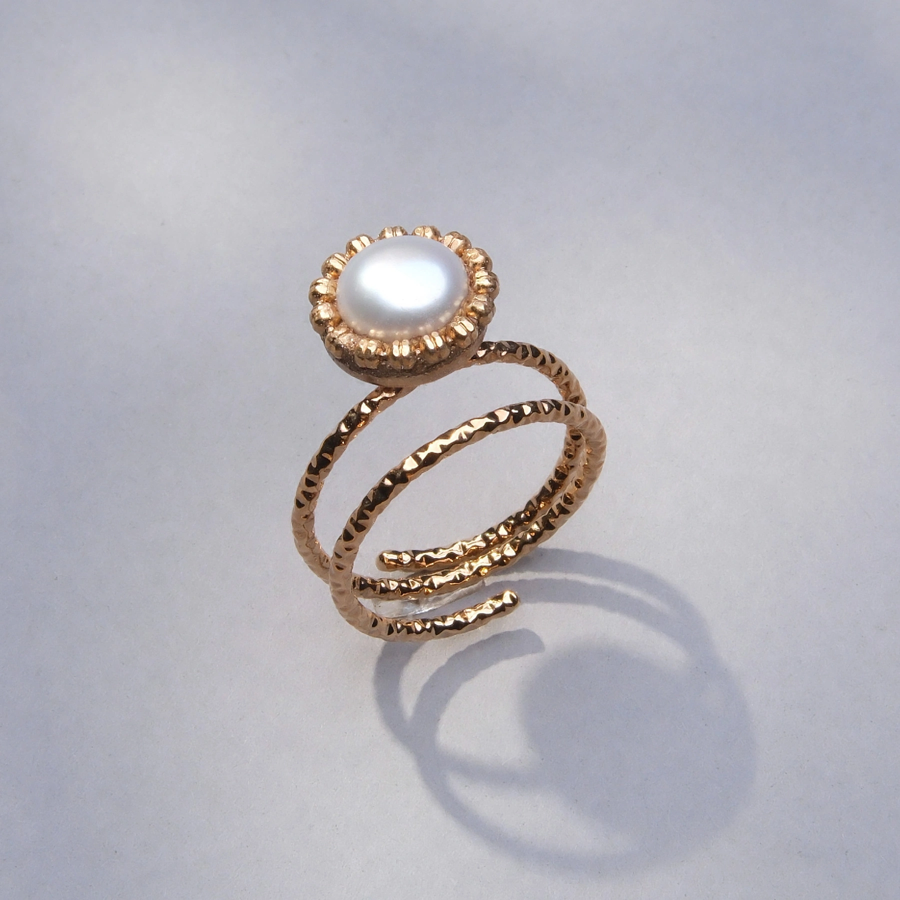 Pierścionek z perłą w oprawie z diamentowych łańcuszków. MGŁA NAD UMBRIĄ