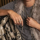 Oryginalny, otwarty pierścień wysadzany kryształkami. DWA PLUS DWA