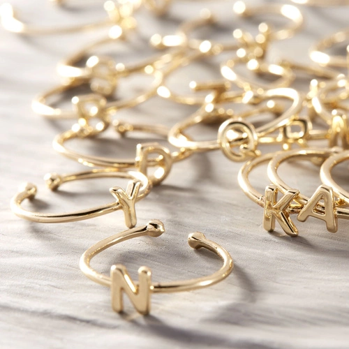 Pozłacany pierścionek obrączka z ozdobną literką C. A NA IMIĘ MAM