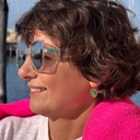 Pozłacane kolczyki z kwiatkiem emaliowanym na zielono. NA ZIELONEJ ŁĄCE