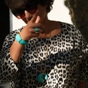 Otwarty pozłacany pierścień z błękitną emalią i cyrkoniami. CLARA