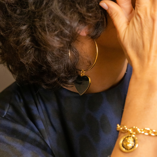 DIVERSIÓN DESDE LA MAÑANA.  Pendientes de aro grandes con corazones