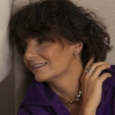 Małe srebrzone kolczyki w formie rogów z kryształkami. LAURINDA