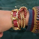 Bransoletka z koralików bordo i pozłacanego łańcuszka. WINO PRZY ŚWIECACH