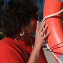 Duże pozłacane kolczyki z ciemnobeżową emalią. KAWA Z MLEKIEM