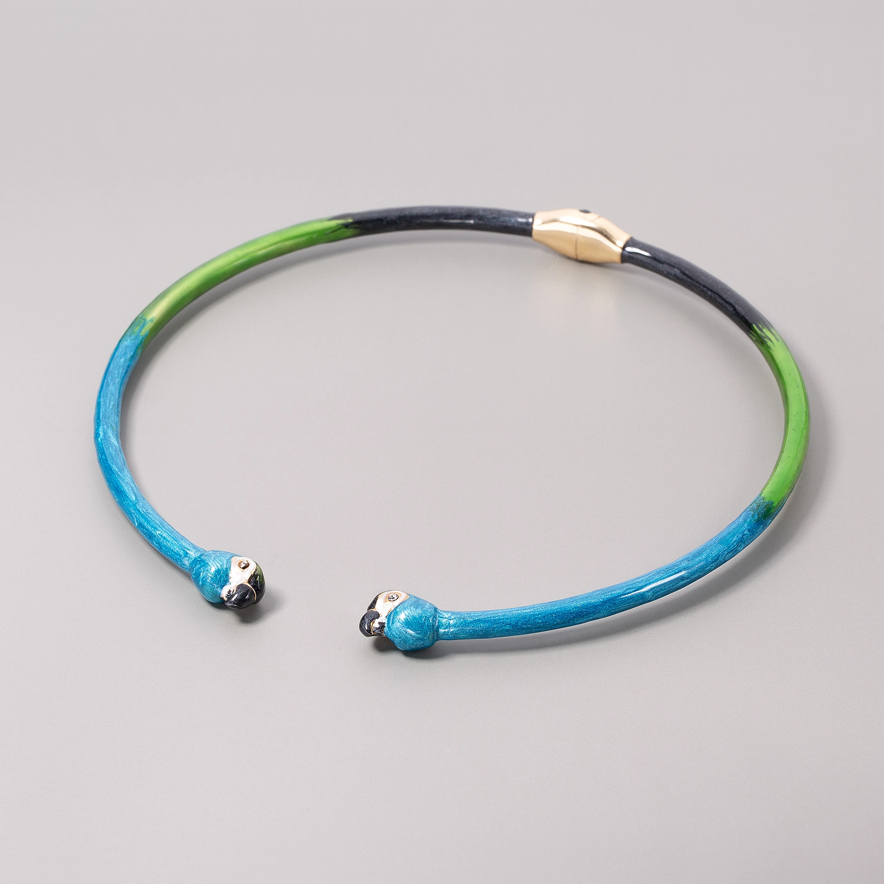 Wąska pozłacana bransoletka z głowami papug z cyrkoniami. PAPUGUJ PO MNIE