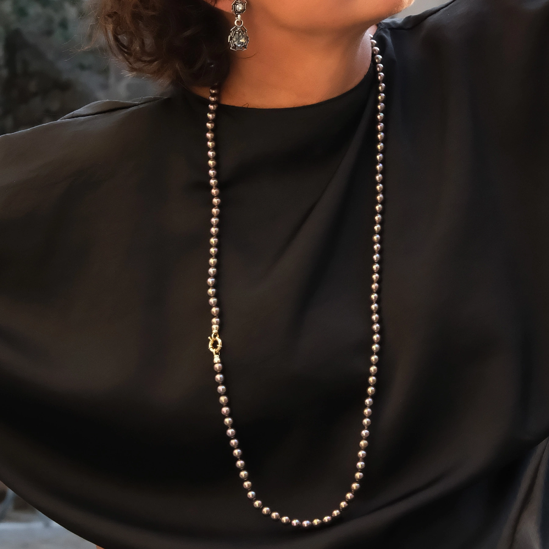 Posrebrzane kolczyki wiszące z szarymi kryształami. KOBIETA ZE STALI