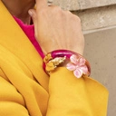 Duża, sztywna bransoletka z czerwono-różowej żywicy. ZACHÓD