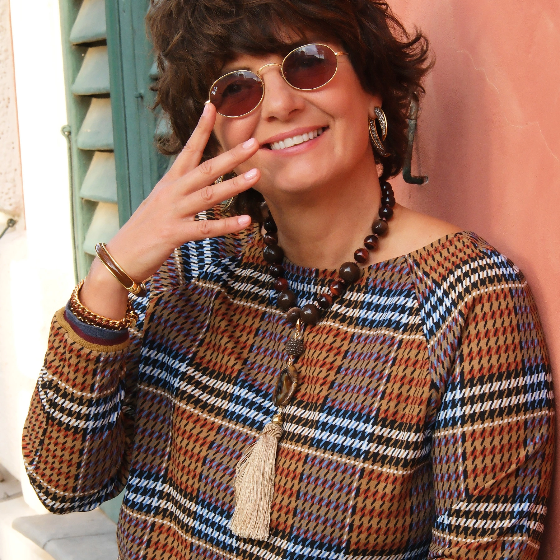 Złocona bransoleta z dekorem z akrylu w kolorze mokka. CAFE MOCCA