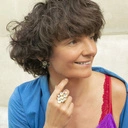 Kolczyki wkrętki z kwiatami z czarnej żywicy z kryształkami. SŁODKA TAJEMNICA