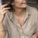 Pozłacany naszyjnik na łańcuszku z małymi krzyżami. PUNKOWY