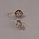 Pozłacane kolczyki z kwiatkiem emaliowanym na fioletowo. PURPUROWA POLANA