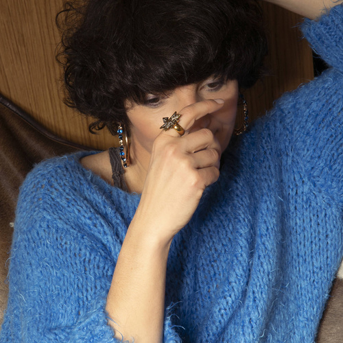 Wszystkie oczy zwrócone na mnie. Kolczyki koła