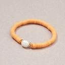 Bransoletka na gumce z perłą i pomarańczowymi koralikami. BRZOSKWINKA