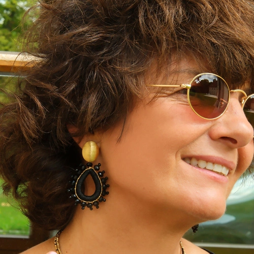 Pozłacane kolczyki z czarną zawieszką w kształcie kropli. CZAR NOIR