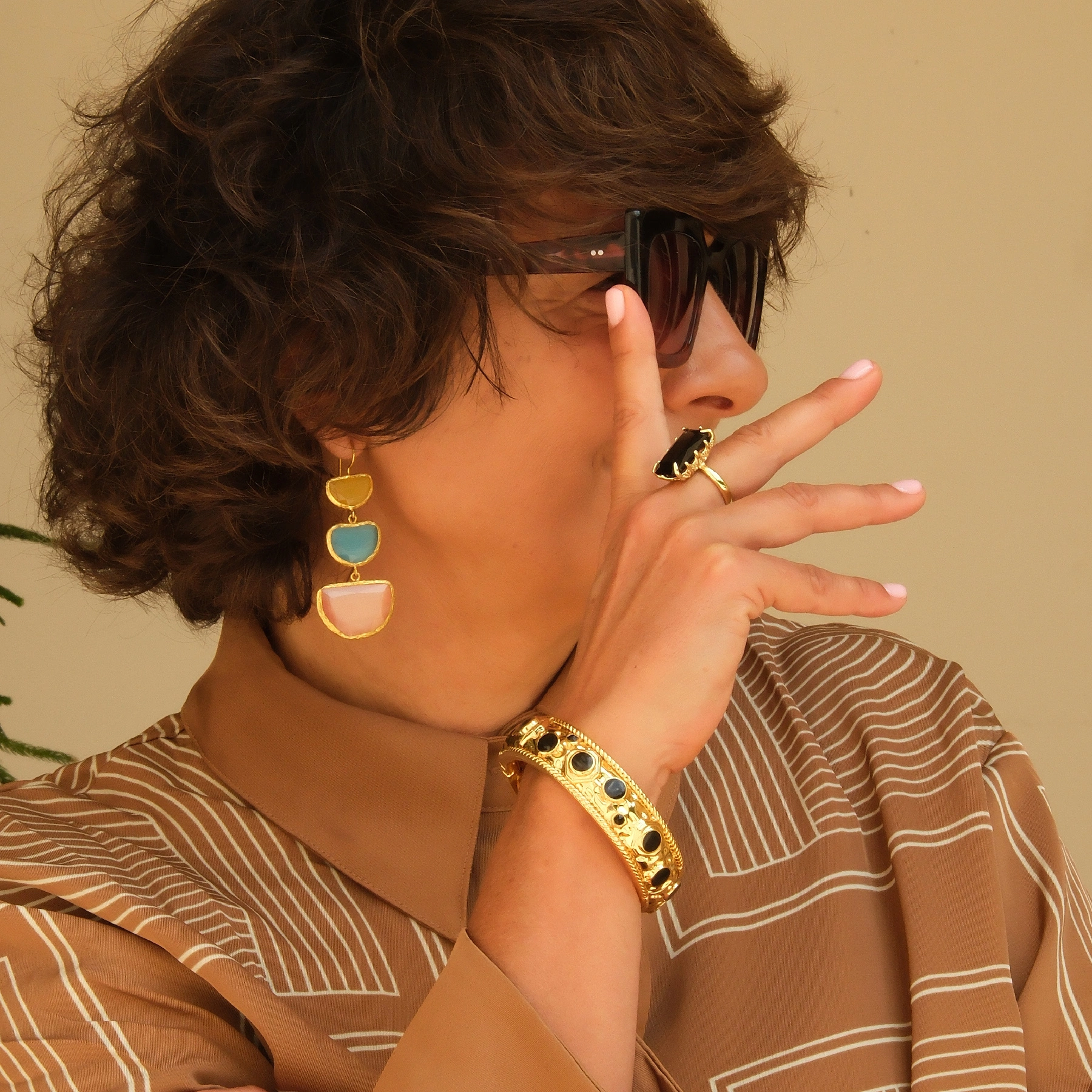 Pozłacane kolczyki wiszące z kolorowymi kryształami. TRZY ŻYCZENIA