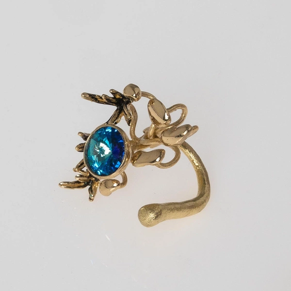 Pozłacany pierścionek z kryształkiem Bermuda Blue. ŹRÓDŁO MOCY