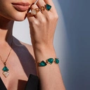 Otwarty złocony pierścionek z trójkątnym szmaragdem. SZMARAGD NADZIEI