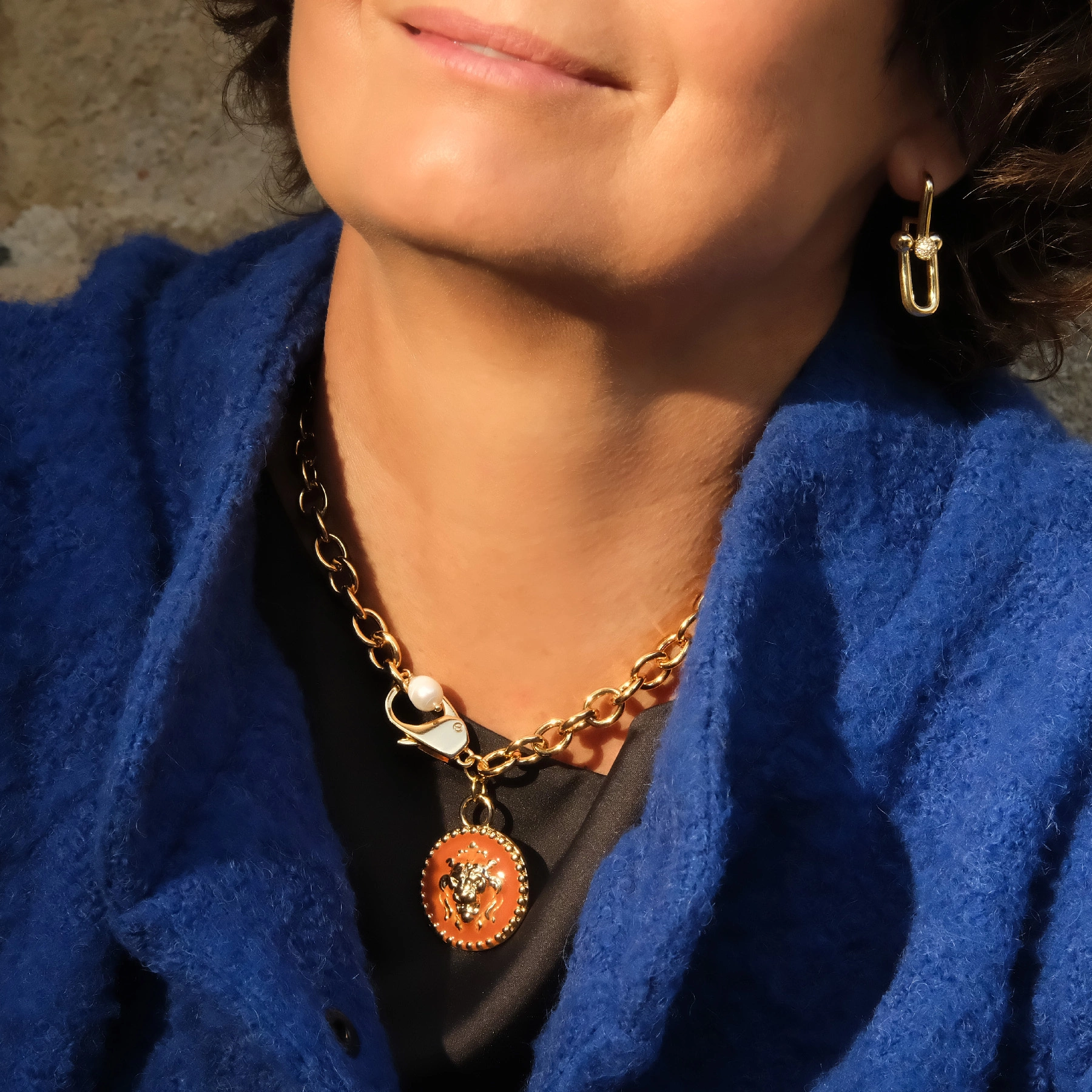 Pozłacany wisior z łańcucha z ozdobnym medalionem. AMAZONIA