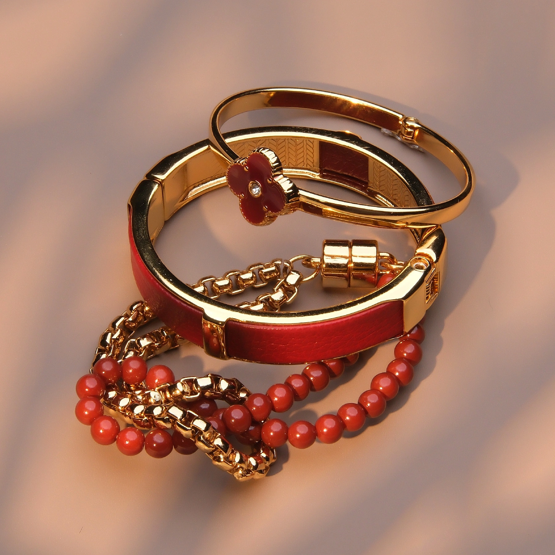 Sztywna bransoletka z paskiem z bordowej ekoskóry. NA SPOKOJNIE