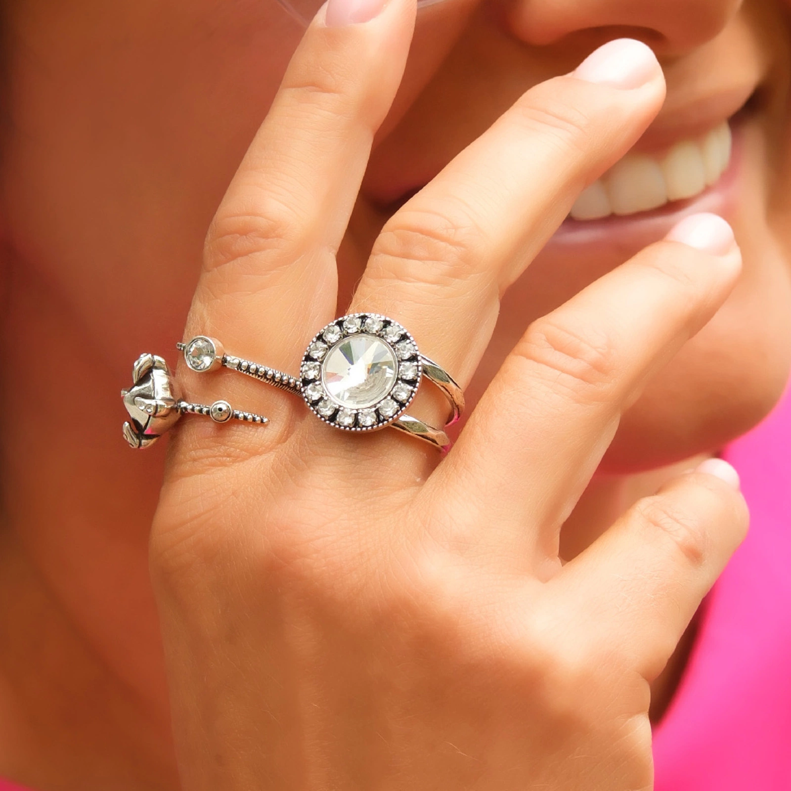 Posrebrzany pierścionek z dużym kryształem w oprawie. SOLARIS