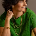 Drobne pozłacane kolczyki w kształcie zamkniętych kółek. PUELLA