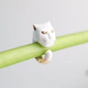 Pozłacany pierścionek z emaliowaną głową pantery. CAŁA NA BIAŁO