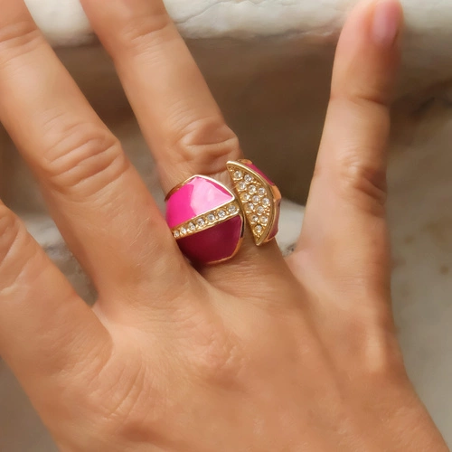 Otwarty pozłacany pierścień z różową emalią i cyrkoniami. LAURA