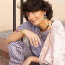 CON AGRADECIMIENTO. Un anillo delicado con bolas blancas.