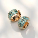 Złocone okrągłe kolczyki z niebieskimi rombami. O ŚWICIE