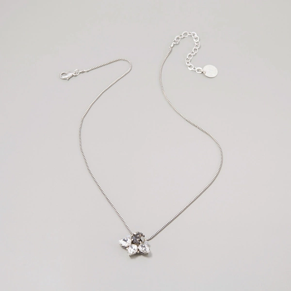 Srebrny naszyjnik z kwiatem wysadzanym kryształami. ENCANTO