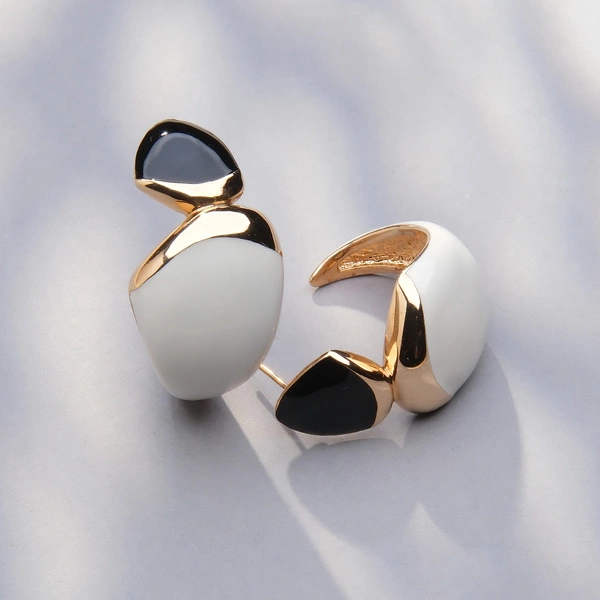 Pozłacane kolczyki haczyki emaliowane na biało i czarno. AURORA