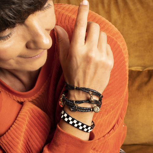 Siła spokoju. Czarna skórzana bransoletka z kryształkami