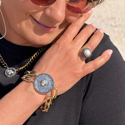 Pozłacany pierścień z perłą i diamentowymi łańcuszkami. UMBRIA BIANCO