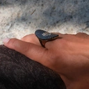 Pozłacany pierścionek z ornamentem z cyrkonii. WEEKEND W ASYŻU