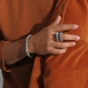 Posrebrzana nausznica bogato wysadzana kryształami. ZASKOCZ SIEBIE