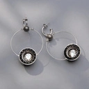 Małe srebrzone kolczyki z białym i czarnymi kryształami. AURORA KSIĘŻYCA