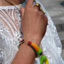 Pozłacana bransoletka z motywem kolorowego tukana. ŻYJ KOLOROWO