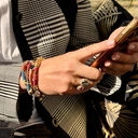 Elegancki pierścionek z szarym i różowym kryształkiem. MALINOWE SNY