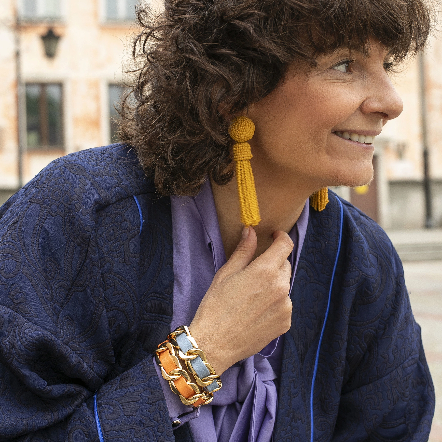 Szeroka pancerka z pomarańczowym paskiem. ZŁOCISTA ALEJA