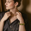 Pozłacany choker na łańcuchu wysadzany kolcami. DANGEROUS