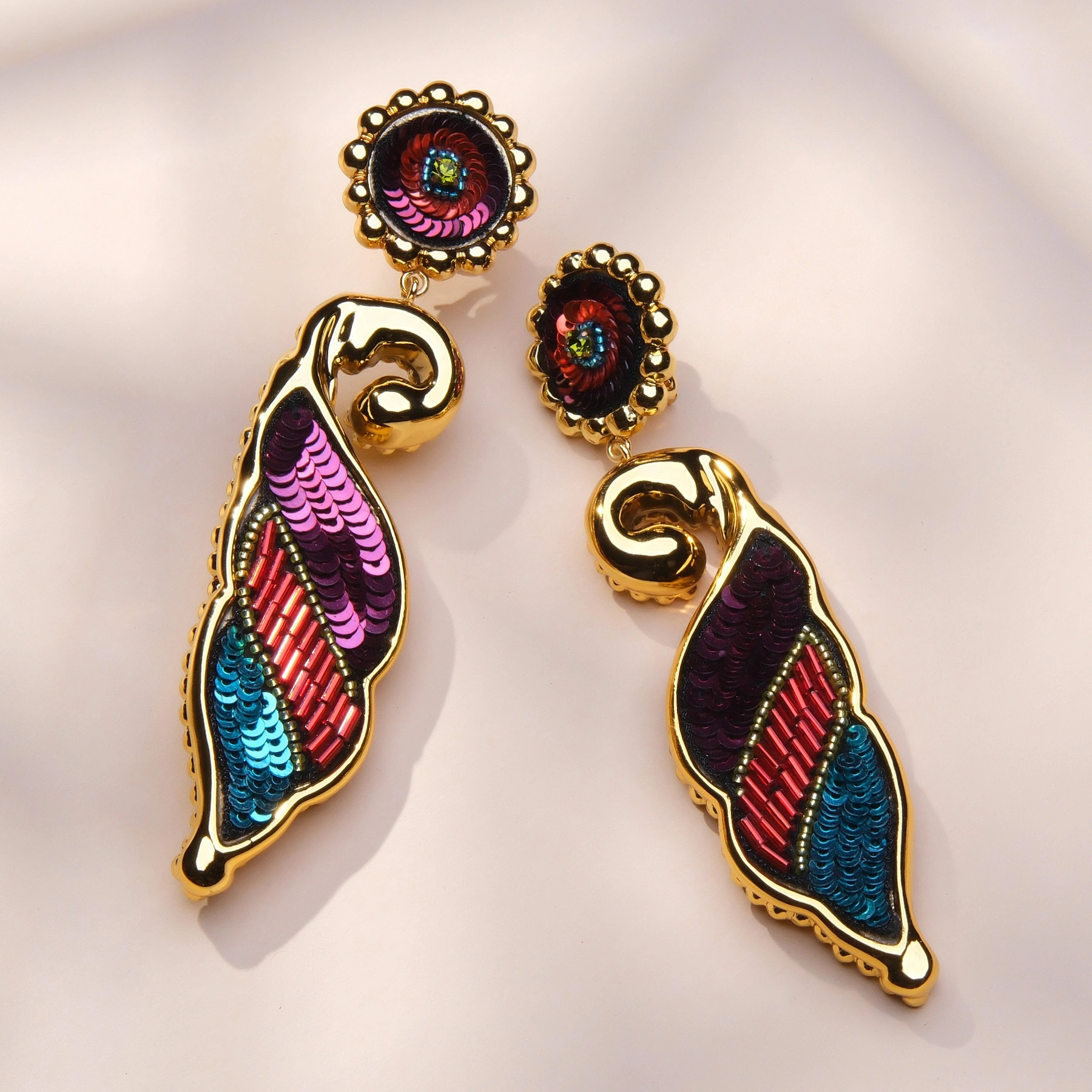 Złocone klipsy z rozetą i muszlą z cekinami i koralikami. OCEAN NAMIĘTNOŚCI